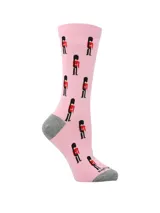Medias de largo medio color rosado con estampado de guardias británicos. Presentan talón y puntera en color gris.