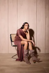 Vestido corto azul marino de terciopelo, con diseño asimétrico de un solo hombro, frunces en todo el cuerpo y detalle lateral largo colgante.