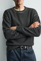 Sweater de punto relaxed fit de algodón color gris oscuro con efecto lavado, cuello redondo y manga larga.