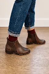 Botas de cuero marrón con taco bajo, diseño clásico y cierre lateral.