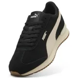 Championes urbanos Puma modelo R78 Wind SD, color negro con detalles en beige. Presentan un diseño de inspiración retro con la icónica franja lateral de la marca en contraste, suela de goma y entresuela amortiguada.