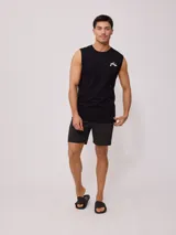 Musculosa negra de algodón con cuello redondo y corte sin mangas. Presenta un pequeño logo estampado en blanco en el pecho y un logo más grande en la espalda.