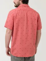 Camisa de manga corta RKF modelo Tencelpri, color salmón, con cuello cubano, cierre frontal de botones y diseño estampado de pequeños motivos inspirados en la fauna marina. Confeccionada 100% en Tencel.
