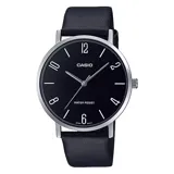 Reloj Casio analógico con correa de cuero negra, esfera negra con números arábigos plateados y caja plateada. Resistente al agua hasta 30 metros.