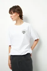 Remerón unisex verde militar de manga corta y cuello redondo, con pequeño estampado lateral en el frente y otro grande en la espalda.