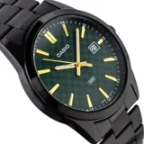 Reloj CASIO con caja y correa de acero inoxidable color negro, esfera verde con diseño cuadriculado, agujas y marcadores dorados, indicador de fecha y cristal mineral.