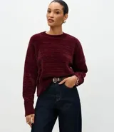 Suéter de punto chenille color bordó, con cuello redondo, diseño texturizado y puños y ruedo acanalados.