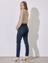 Jean skinny de tiro medio, confeccionado en denim elastizado. Presenta un corte ajustado desde la cadera hasta el tobillo, con diseño clásico de cinco bolsillos funcionales y costuras reforzadas a tono.