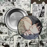 Pin metálico con ilustración de dos hombres besándose. Diseño basado en el manhwa BL Low Tide in Twilight.