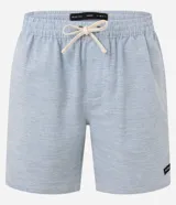 Bermuda de sarga con estampa rayada en color gris, de corte recto y largo por encima de la rodilla. Posee cintura elástica ajustable mediante cordón blanco y bolsillos laterales.