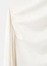 Vestido largo recto color crudo, con cuello redondo, manga corta, detalle drapeado en la cintura y espalda abierta.
