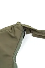Bandolera negra acolchada de diseño curvilíneo tipo media luna, con correa ajustable integrada y cierre superior.