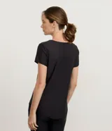 Remera deportiva femenina de manga corta, color negro, confeccionada en microfibra de helanca. Posee escote redondo y estampado localizado en formato de ondas en el lateral delantero en tonos verde, lila y rosado.
