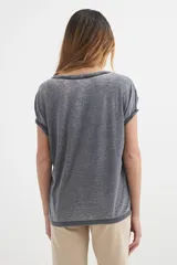 Remera gris de corte holgado con bolsillo en el pecho y mangas cortas con dobladillo.