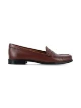 Mocasín de cuero color marrón con diseño clásico tipo penny loafer, costuras reforzadas en el empeine y suela plana de goma negra.
