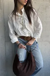 Camisa blanca de manga larga con detalles de broderie y calados en el frente y las mangas.