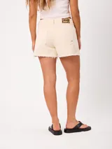 Short de denim azul de tiro medio, con corte wide leg y bordes deshilachados sin rematar.