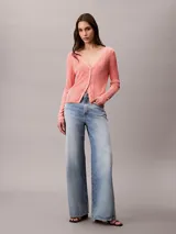 Sweater tipo cardigan de Calvin Klein, confeccionado en tejido de canalé de viscosa con un ligero brillo. Presenta un corte clásico, cuello en V, cierre frontal con botones y mangas largas.