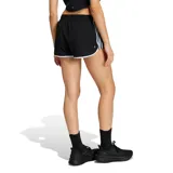 Short deportivo Adidas modelo Adi365 M20, color negro con las clásicas tres tiras blancas a los lados y ribetes blancos en el dobladillo. Cuenta con cintura elástica y logo de la marca estampado en una pierna.