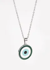 Collar de acero quirúrgico plateado con dije redondo de ojo turco con borde verde, centro blanco, pupila celeste y punto negro.