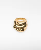 Anillo de metal dorado con diseño orgánico y voluminoso. Presenta logo grabado en el interior.