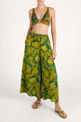 Pantalón de corte fluido color mostaza, con estampado geométrico abstracto en tonos verdes, cintura elástica y diseño amplio.