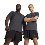 Remera deportiva Puma de manga corta, color gris oscuro jaspeado, con cuello redondo y logo Puma Cat en blanco en el pecho. El cuello tiene un detalle de cinta en color verde neón con la inscripción "RUN".