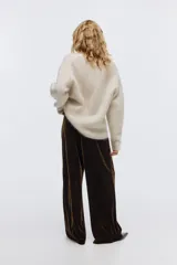 Pantalón de tiro alto de velour marrón, con cintura elástica, piernas rectas y pinzas frontales.