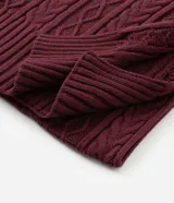 Bufanda de punto color bordó con diseño de textura trenzada y terminaciones acanaladas.