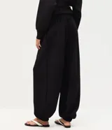 Pantalón balloon de modal color bordó, de corte amplio en las piernas con botamangas ajustadas, cintura con cordón ajustable y bolsillos funcionales.