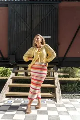 Pollera tejida a rayas horizontales en tonos beige, marrón y blanco.