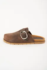 Zueco de cuero marrón con plantilla de corcho y suela de goma.