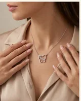 Collar de plata 925 con dije en forma de mariposa que contiene la palabra 'mama' calada en su interior.