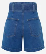 Short de jean azul con cintura alta, cinturón de tela con costuras a la vista y bolsillos.
