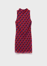 Vestido corto sin mangas con cuello alto, confeccionado en tejido estampado con patrón geométrico en tonos rojos y violetas.