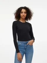 Remera de manga larga con cuello redondo, confeccionada en tejido rib elastizado con calce ajustado al cuerpo.