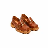Mocasines de cuero marrón con punta cuadrada, suela de goma con vira a la vista y faja frontal decorada con tachas metálicas doradas.