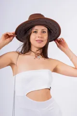 Mono largo negro con corte a la cintura y abertura en el abdomen.