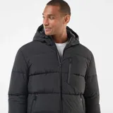 Campera acolchada tipo puffer color negro, con capucha ajustable, cierre frontal completo y bolsillos laterales con cierre.