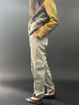 Buzo de lana merino afieltrada con cuello alto y diseño de mosaicos multicolores.