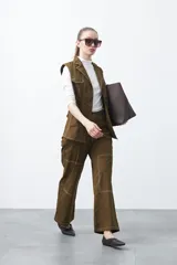 Pantalón de corte recto y tiro medio, confeccionado en algodón con elastano. Presenta costuras a contratono en color blanco que resaltan los recortes delanteros y el diseño de la prenda, aportando un estilo utilitario.