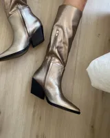 Bota de caña media color marrón chocolate, de gamuza, con punta fina y taco cónico.