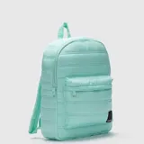 Mochila de diseño acolchado con acabado mate, compartimento principal con cierre, bolsillo frontal con cierre y correas acolchadas ajustables. Incluye compartimento interno para laptop de hasta 15 pulgadas y logo de la marca en la parte inferior.
