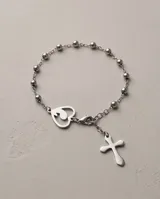 Pulsera tipo rosario de acero con baño de plata, compuesta por pequeñas cuentas esféricas, un dije en forma de corazón con la figura de la virgen niña en su interior y un colgante con una cruz.