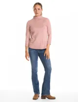 Buzo de tejido fino en color gris oscuro, con cuello alto acanalado y mangas tres cuartos. Presenta un diseño con líneas acanaladas en diagonal desde el cuello hacia las sisas y pequeños tajos laterales en el ruedo.