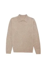 Sweater de punto con cuello polo y cierre frontal de botones. Presenta puños y ruedo acanalados, con un diseño de textura suave y abrigada.