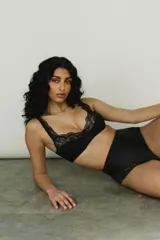 Culotte de tiro alto color negro, con detalle de encaje en los laterales.