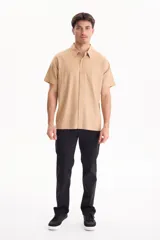 Camisa de manga corta negra, de corte clásico y cuello camisero.