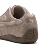 Championes Puma modelo Speedcat Faded Chrome, de diseño aerodinámico inspirado en el automovilismo, confeccionados en gamuza con acabado desgastado color rosa viejo. Presentan el logo de la marca bordado en el lateral y en la puntera, con suela de goma de perfil bajo.