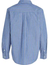 Camisa de manga larga a rayas verticales azules y blancas, con cuello inglés y corte amplio. Presenta detalles distintivos de la marca Tommy Hilfiger y logo bordado en el puño.